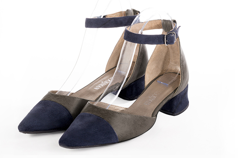 Navy blue and taupe brown women's open side shoes, with a strap around the ankle. Tapered toe. Low flare heels. Front view - Florence KOOIJMAN
